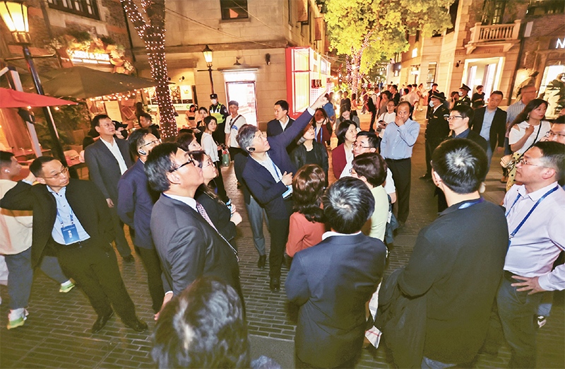 2023年4月18日，全國無黨派人士考察團來到位于上海市黃浦區(qū)的上海新天地開放式街區(qū)考察夜經(jīng)濟。 新華社記者 王翔/攝