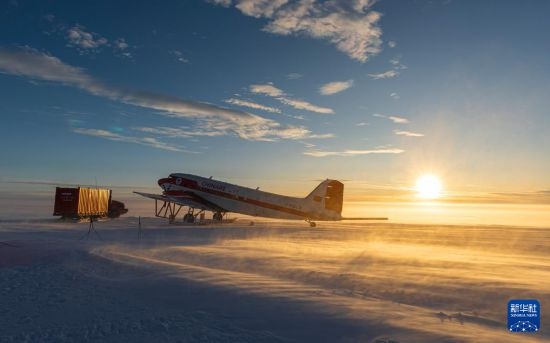 2月5日，“雪鷹601”停靠在南極中山冰雪機場。新華社發(fā)（裴文悅攝）