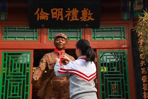 “追尋雷鋒足跡 弘揚志愿精神”學雷鋒主題教育活動。學校供圖