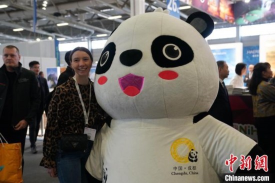 3月5日，2024年柏林國際旅游交易會(ITB)在柏林會展中心拉開帷幕。以“你好！中國”為主題的中國展區(qū)當日亮相展會。圖為觀眾與大熊貓人偶合影。中新社記者 馬秀秀 攝