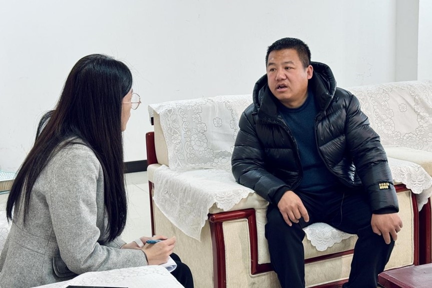 人民網(wǎng)記者采訪“在水一方”小區(qū)住戶(hù)。人民網(wǎng) 高清揚(yáng)攝