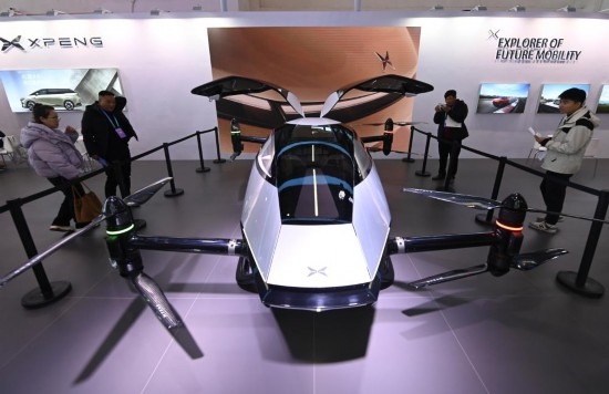 2023年12月1日，在鏈博會智能汽車鏈展區(qū)小鵬汽車展臺，參觀者觀看一臺智能飛行器。新華社記者蔡湘鑫攝