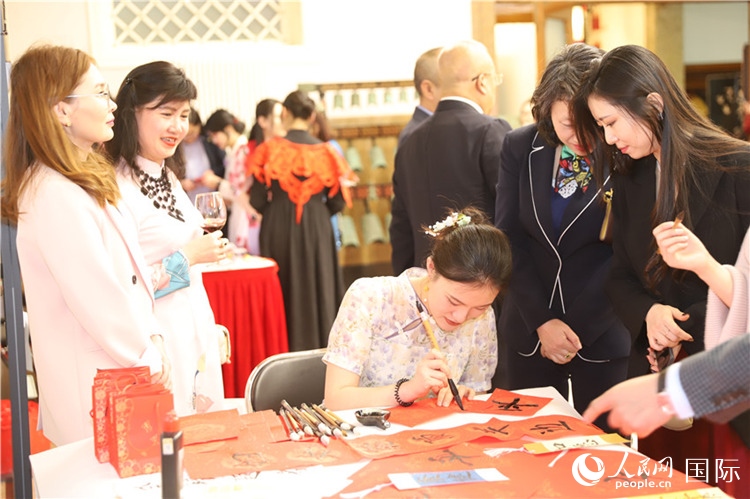 現(xiàn)場書法體驗。人民網(wǎng)記者 霍文攝