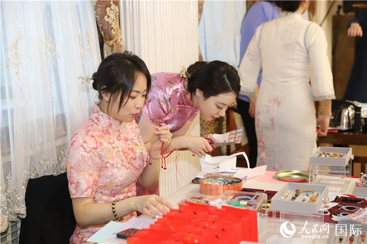 孔院教師展示剪紙。人民網(wǎng)記者 霍文攝