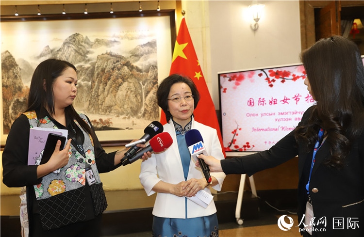 沈大使接受蒙古媒體采訪。人民網(wǎng)記者 霍文攝