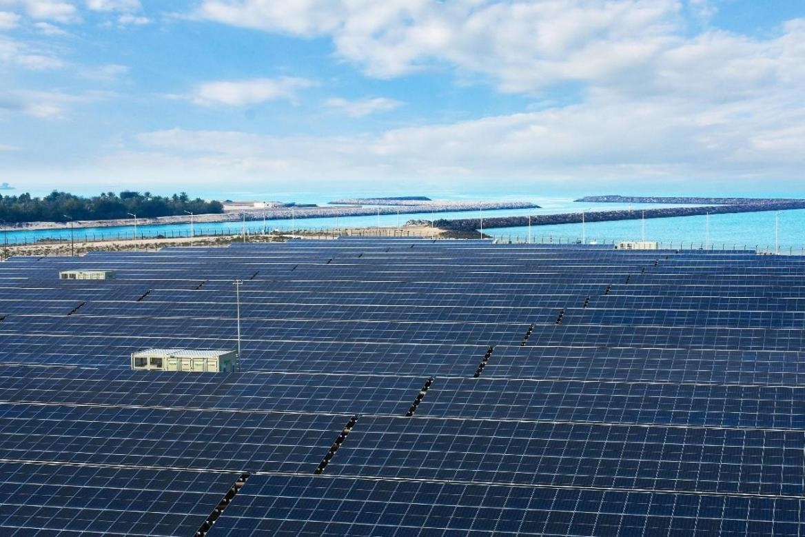 項目廣泛采用光伏補償發(fā)電系統(tǒng)，降低能源消耗。山東電建三公司供圖