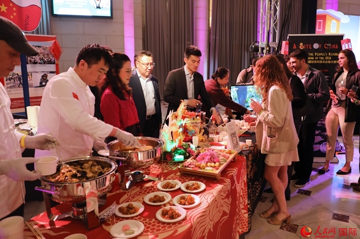 使館工作人員詳細(xì)為現(xiàn)場(chǎng)美食家和來(lái)賓講解菜品色香味特點(diǎn)、原料特色、烹制手法及其中蘊(yùn)含的中華美食文化。人民網(wǎng)記者 李志偉攝