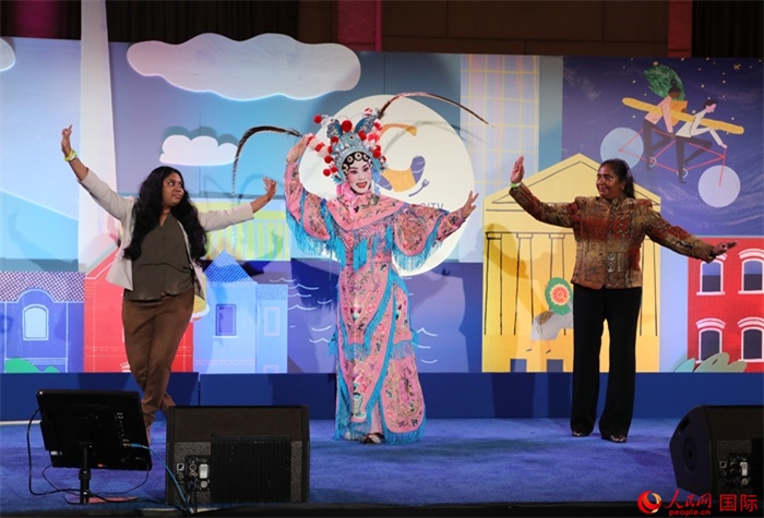當(dāng)?shù)厝A人京劇社團(tuán)的青年演員現(xiàn)場(chǎng)表演京劇選段，并與現(xiàn)場(chǎng)觀(guān)眾近距離互動(dòng)。人民網(wǎng)記者 李志偉攝