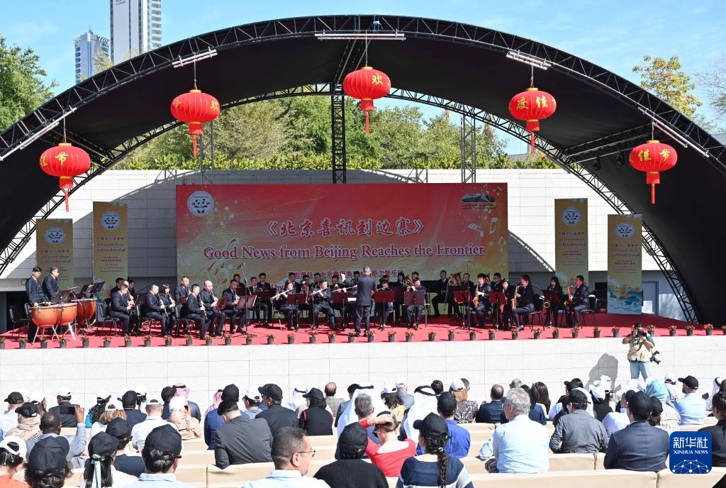 3月9日，在科威特首都省賈比爾文化中心，人們欣賞中國樂隊帶來的中國曲目。新華社發(fā)（阿薩德攝）