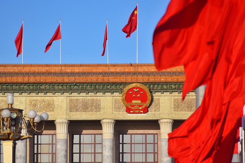 2024年3月8日，北京上空現(xiàn)“兩會藍(lán)”，人民大會堂前紅旗飄揚。