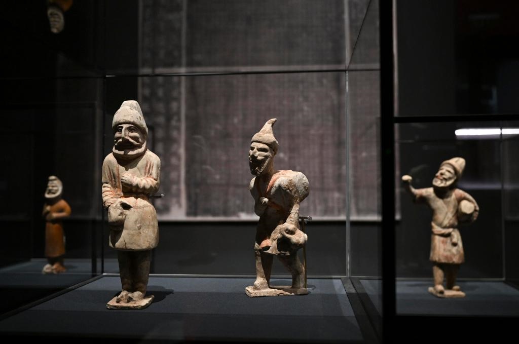 “歷史之遇——中國與西亞古代文明交流展”于1月12日至4月11日在故宮午門正殿展廳舉行。這是展出的陶彩繪人俑（1月10日攝）。新華社記者金良快攝