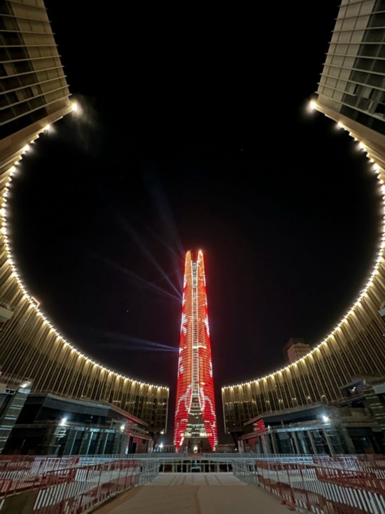  2024年2月9日，埃及開羅以東建設(shè)中的埃及新行政首都中央商務(wù)區(qū)項(xiàng)目上演燈光秀，迎接龍年春節(jié)。新華社發(fā)（黎炳宏攝）