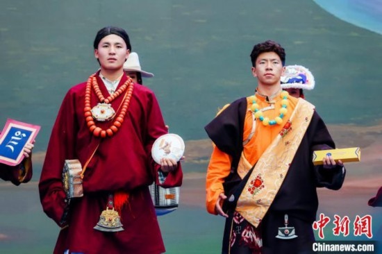 圖為身著民族服飾的演員們展示果洛特產(chǎn)。 果洛州文體旅游廣電局 供圖