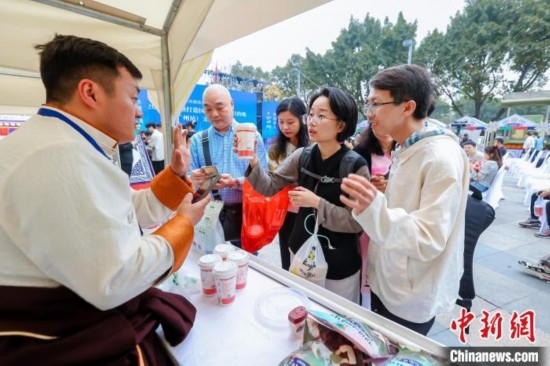 圖為廣州市民體驗(yàn)果洛特產(chǎn)。 果洛州文體旅游廣電局 供圖