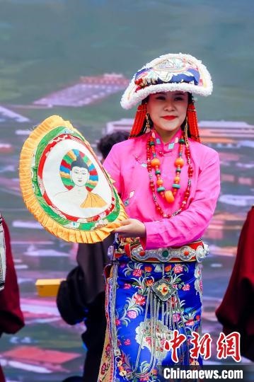 圖為身著民族服飾的演員們展示果洛特色產(chǎn)品。 果洛州文體旅游廣電局 供圖
