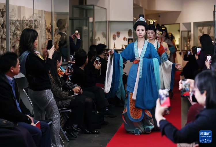 3月13日，在位于法國巴黎的吉美國立亞洲藝術博物館，模特展示敦煌復原服飾。新華社記者 高靜 攝