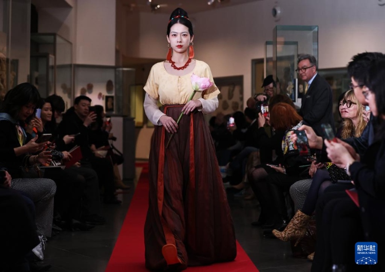 3月13日，在位于法國巴黎的吉美國立亞洲藝術博物館，模特展示敦煌復原服飾。新華社記者 高靜 攝