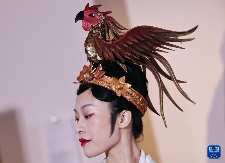 3月13日，在位于法國巴黎的吉美國立亞洲藝術博物館，模特展示敦煌復原服飾。新華社記者 高靜 攝
