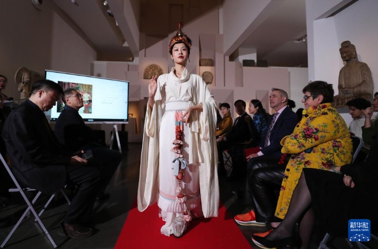 3月13日，在位于法國巴黎的吉美國立亞洲藝術博物館，模特展示敦煌復原服飾。新華社記者 高靜 攝