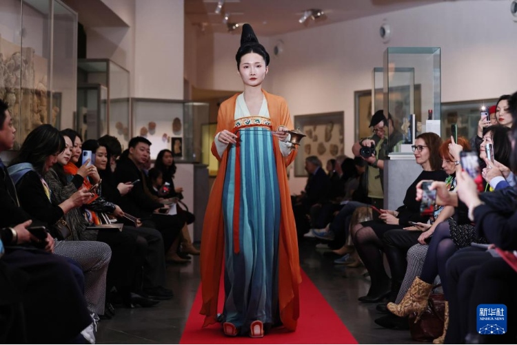 3月13日，在位于法國巴黎的吉美國立亞洲藝術博物館，模特展示敦煌復原服飾。新華社記者 高靜 攝