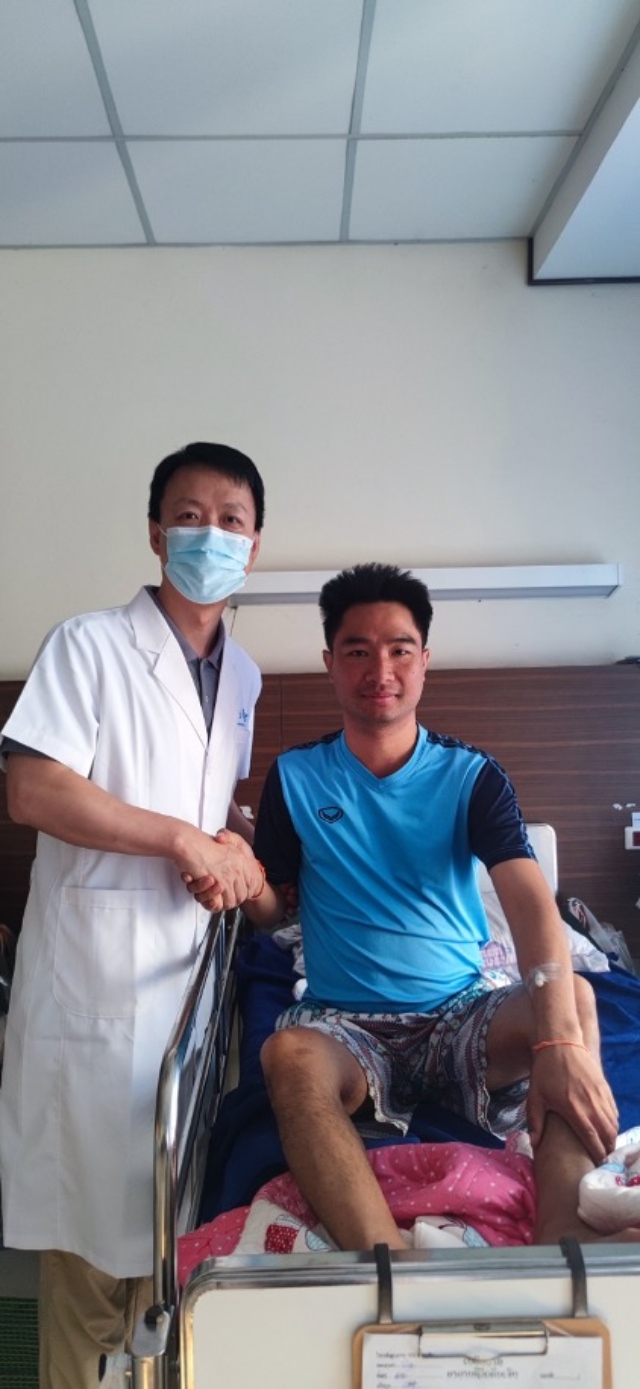 李凱教授與術(shù)后康復的患者合影。中國駐老撾大使館供圖
