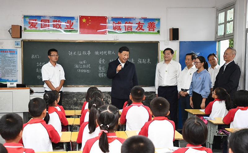 2020年9月16日，習(xí)近平總書(shū)記在湖南省郴州市汝城縣文明瑤族鄉(xiāng)第一片小學(xué)，同正在上思政課的同學(xué)們親切交流。