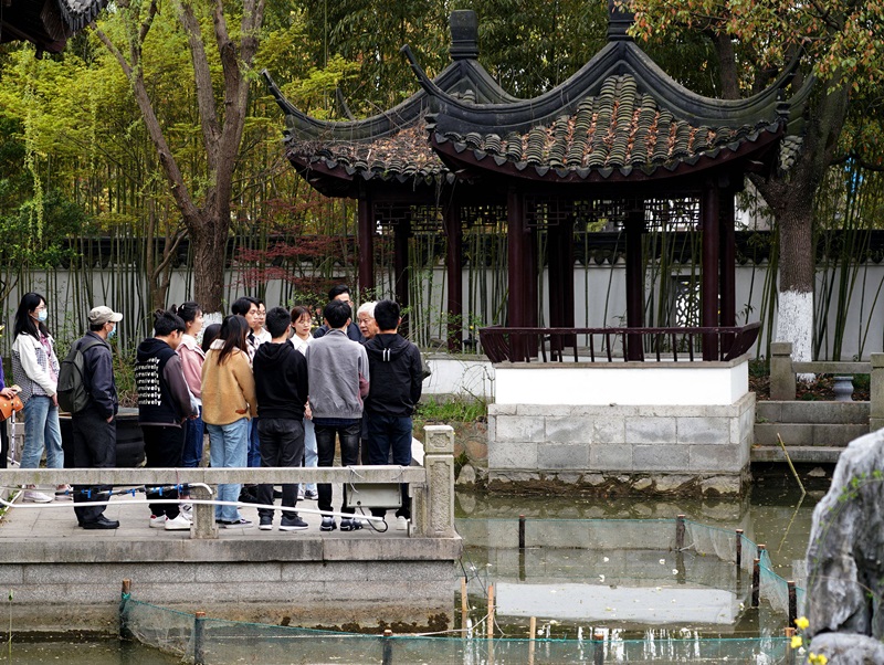 2021年3月30日，在上海交通大學(xué)南蘇園的“微型洱?！迸?，孔海南教授為學(xué)生們打造“沉浸式”思政課。