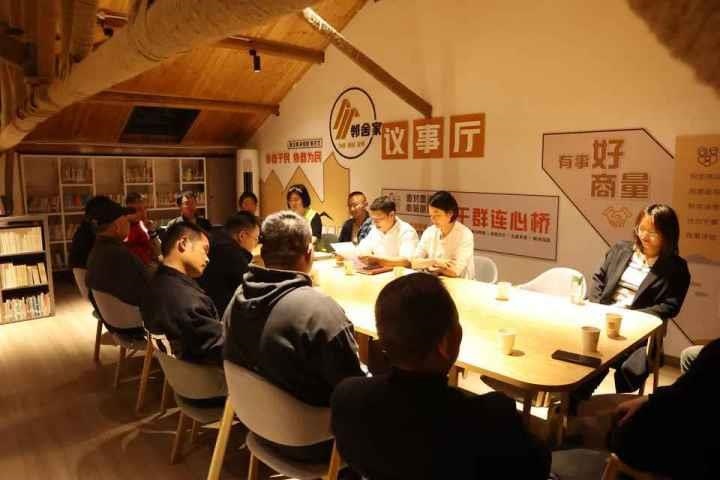 △浙江金華武義縣后陳村“鄰舍家”協(xié)商議事會(huì)討論舊村改造事宜。