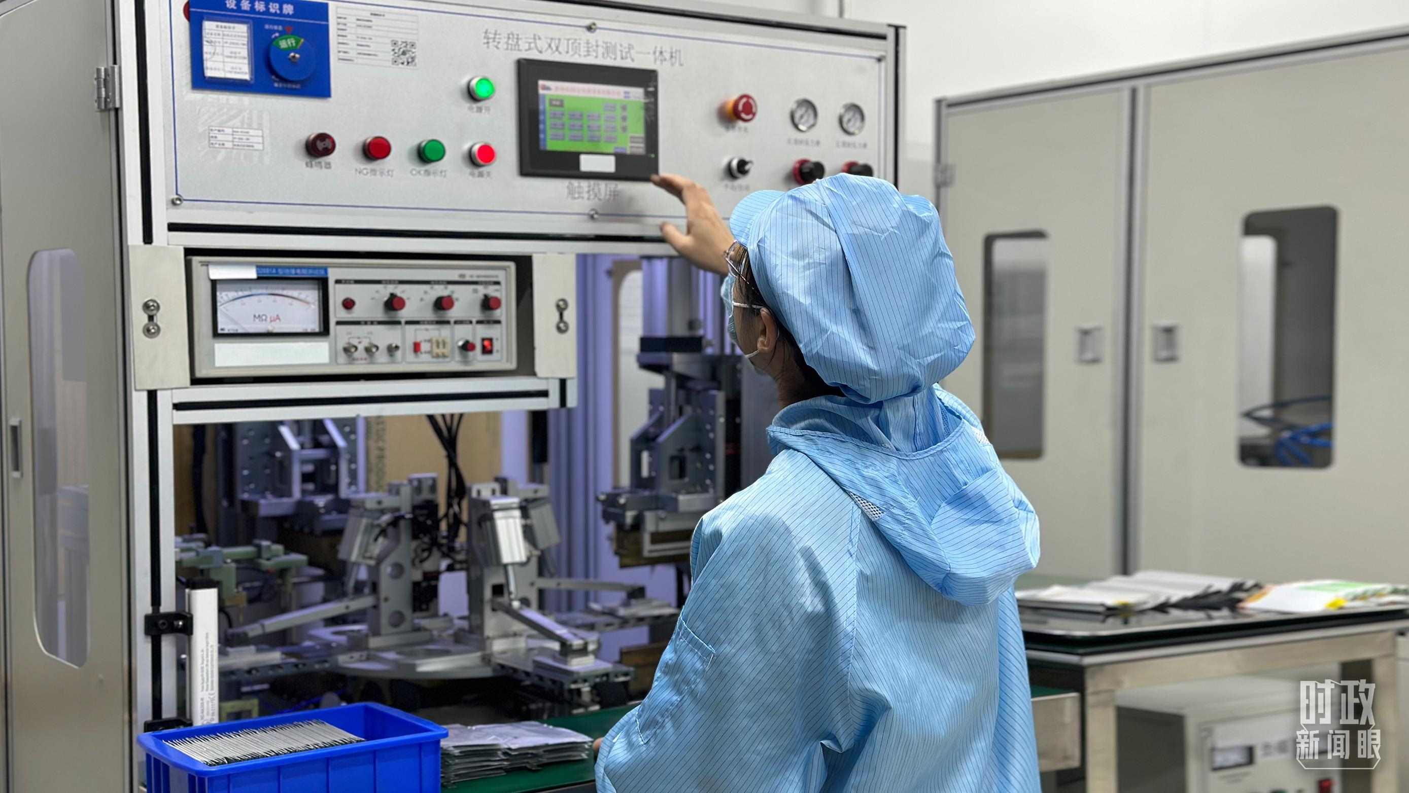 △企業(yè)電池技術中心內，員工正在進行電池封裝。（總臺央視記者盧心雨拍攝）