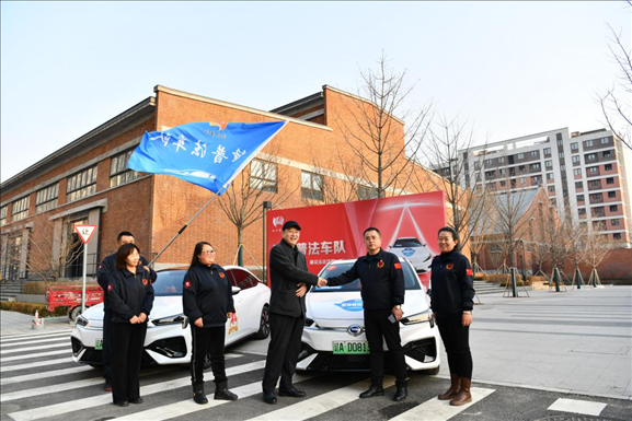 沈陽“憲法宣傳周”啟動(dòng)儀式上雷鋒車隊(duì)照片。遼寧省司法廳供圖