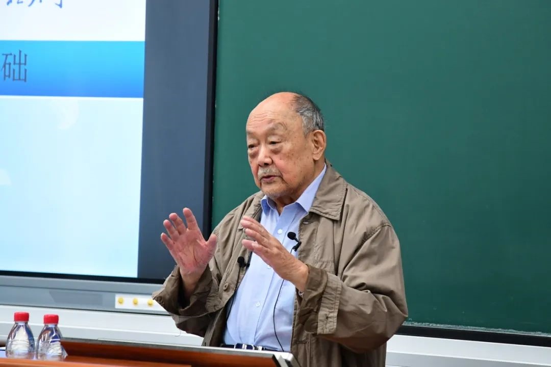 91歲的楊士莪院士“一站到底”為學生授課。哈爾濱工程大學供圖