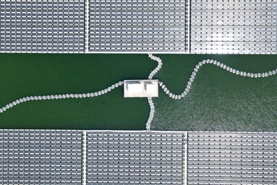 2022年8月25日拍攝的潁上縣毛圩水上光伏電站（無人機(jī)照片）。近年來，安徽省阜陽市潁上縣古城鎮(zhèn)積極推進(jìn)采煤沉陷區(qū)治理工作，將昔日的采煤沉陷區(qū)建設(shè)成水上光伏電站，既減少占用土地面積，又能生產(chǎn)清潔能源。