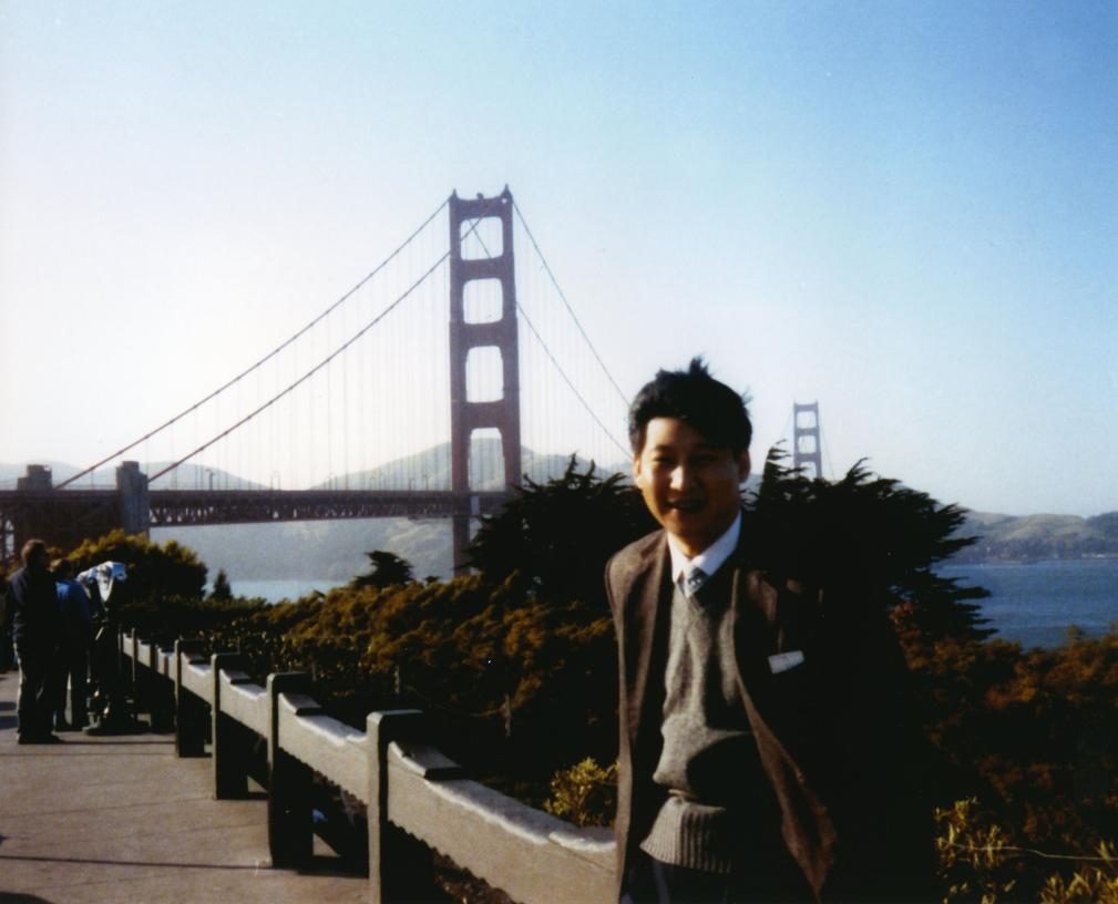 這是1985年，時任正定縣委書記的習(xí)近平在美國考察時的照片。新華社發(fā)