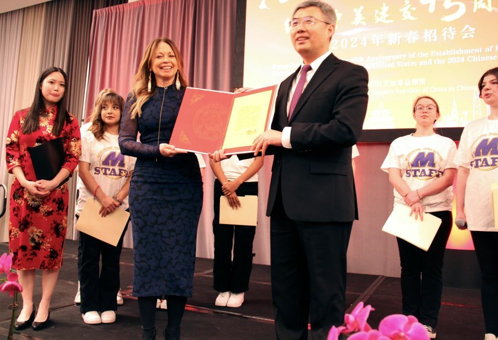 2024年2月27日，中國駐芝加哥總領(lǐng)事館舉辦慶祝中美建交45周年招待會，來自馬斯卡廷中學(xué)的學(xué)生們在招待會上收到一份特殊禮物——中國國家主席習(xí)近平給他們的復(fù)信。新華社記者 徐靜 攝