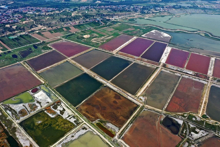 這是2023年7月11日拍攝的山西運(yùn)城鹽湖一角（無人機(jī)照片）。按照“生態(tài)優(yōu)先、保護(hù)為主、適度開發(fā)”的原則，2020年9月，運(yùn)城市全面停止鹽湖范圍內(nèi)的工業(yè)生產(chǎn)活動。近年來，千年鹽湖正在向生態(tài)保護(hù)、風(fēng)貌重塑、產(chǎn)業(yè)轉(zhuǎn)型、全域旅游的“綠色發(fā)展”轉(zhuǎn)變。