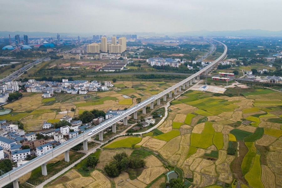 2021年10月14日，聯(lián)調(diào)聯(lián)試列車經(jīng)過贛深高鐵信豐特大橋（無人機(jī)照片）。2021年12月10日，連通贛南革命老區(qū)與深圳經(jīng)濟(jì)特區(qū)的贛深高鐵正式開通運(yùn)營，江西與粵港澳大灣區(qū)間形成快速客運(yùn)通道。