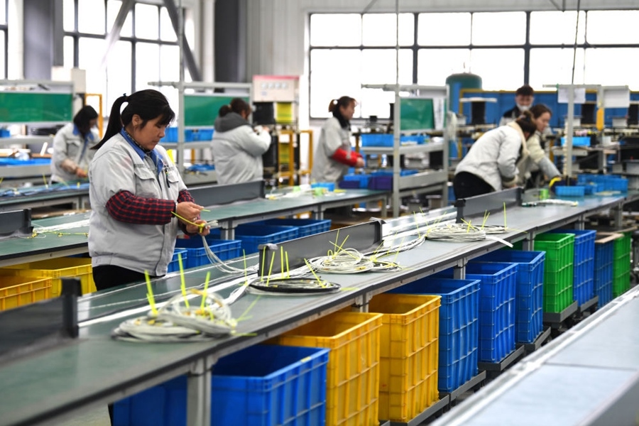 2022年2月16日，工作人員在安徽省滁州市汊河軌道交通裝備產(chǎn)業(yè)園的一家軌道交通裝備企業(yè)生產(chǎn)線上忙碌。安徽省滁州市來安縣汊河鎮(zhèn)地處皖蘇交界，緊鄰南京市江北新區(qū)。近年來，來安縣成為承接南京產(chǎn)業(yè)轉(zhuǎn)移的前沿陣地，汊河這個曾經(jīng)的傳統(tǒng)農(nóng)業(yè)小鎮(zhèn)緊抓機(jī)遇，開始深度融入長三角，參與產(chǎn)業(yè)協(xié)作分工。產(chǎn)業(yè)園吸引了越來越多長三角地區(qū)軌道交通企業(yè)入駐，形成了鐵路客車、城際軌道零部件研發(fā)、生產(chǎn)、銷售的產(chǎn)業(yè)集群。