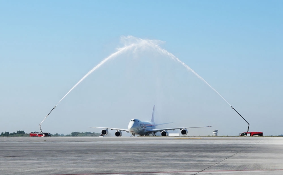 2023年6月14日，盧森堡國際貨運(yùn)航空公司的B747－8F全貨機(jī)抵達(dá)鄭州。鄭州—盧森堡“空中絲綢之路”貨運(yùn)量累計突破100萬噸。