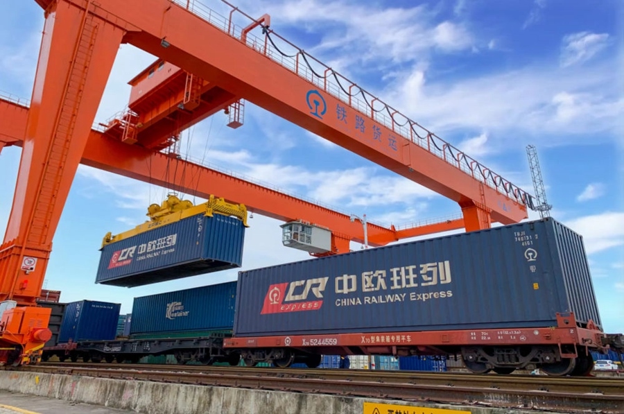 2022年4月29日，在鐵路合肥北站物流基地集裝箱作業(yè)區(qū)，龍門吊吊裝準(zhǔn)備發(fā)運(yùn)的中歐班列集裝箱。