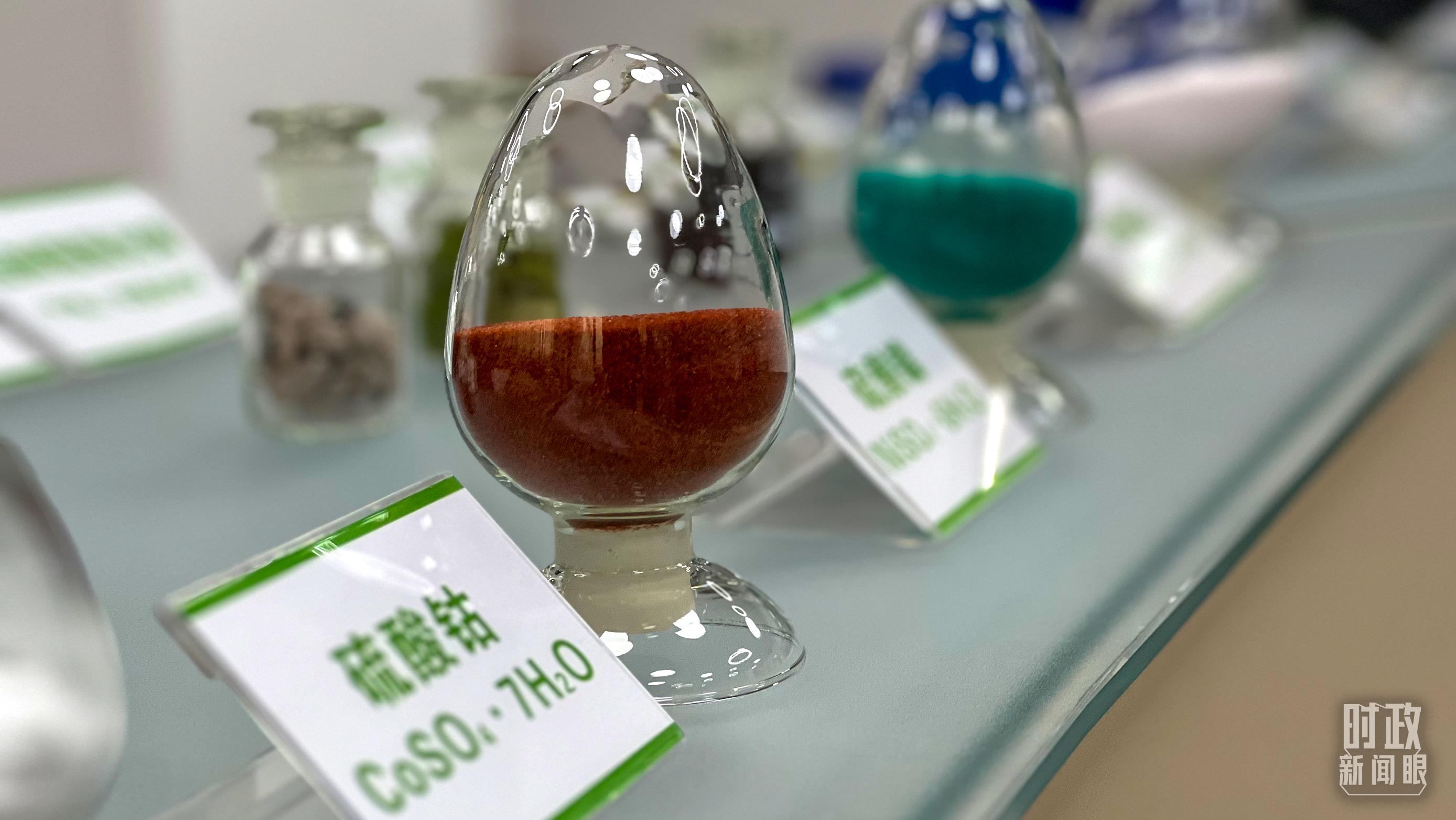△巴斯夫杉杉電池材料有限公司的產(chǎn)品展示。（總臺(tái)央視記者李煒拍攝）