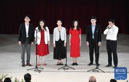 3月21日，國家開發(fā)銀行阿卡貝拉合唱團在音樂會上演出。新華社記者 任超 攝