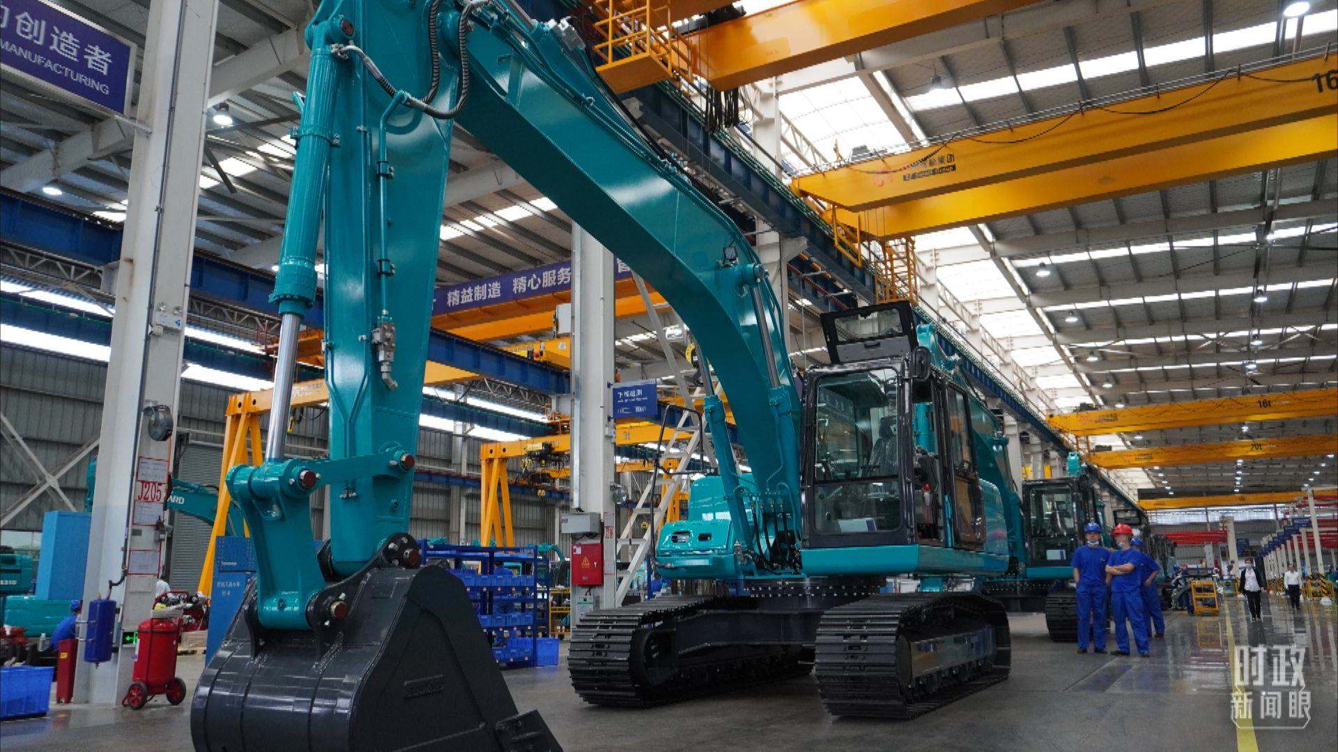 △這是山河智能大型挖掘機(jī)的組裝車(chē)間。2020年9月，習(xí)近平曾到此地考察。（總臺(tái)央視記者郭曉龍拍攝）