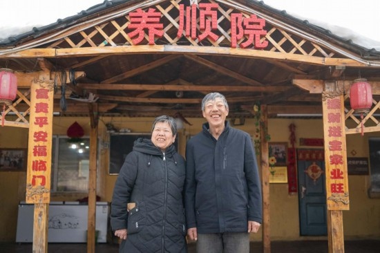 在伊春市友好區(qū)，伊春森工上甘嶺林業(yè)局有限責(zé)任公司溪水林場分公司退休職工劉養(yǎng)順（右）和老伴楊秋娥在自家農(nóng)家院中（3月13日攝）。新華社記者 謝劍飛 攝
