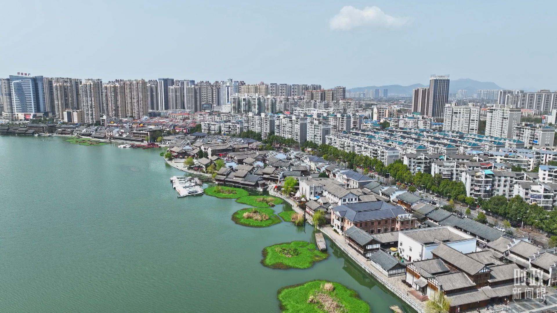 △沅江江畔，常德河街與現(xiàn)代建筑交相輝映。（總臺(tái)央視記者范凱拍攝）