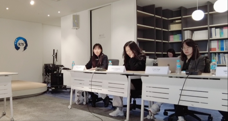 記者（左一）在交流活動(dòng)上，以加強(qiáng)中日韓三國(guó)經(jīng)濟(jì)合作、增進(jìn)三國(guó)民眾相互理解為主題發(fā)表演講。權(quán)小星攝