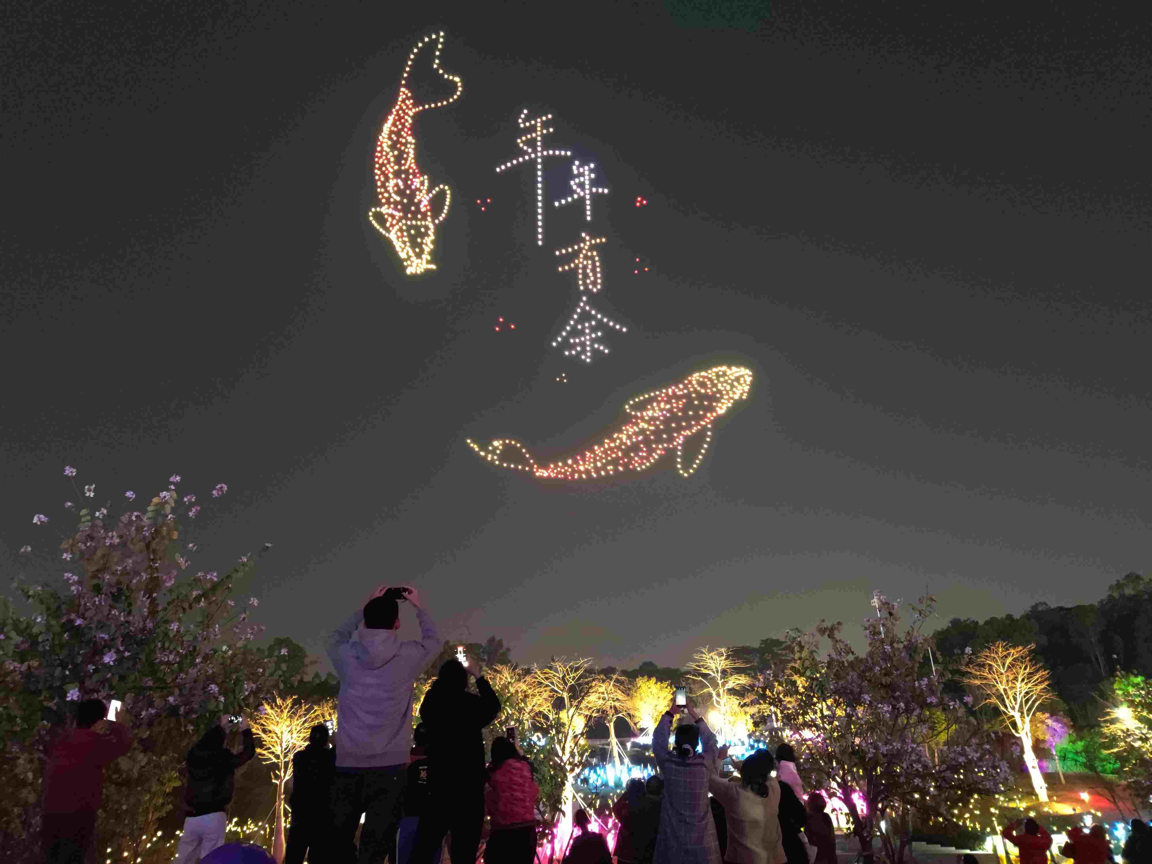 △ 2024年2月10日，深圳北站中心公園，春節(jié)主題無(wú)人機(jī)燈光秀引來(lái)眾多游客駐足觀看。