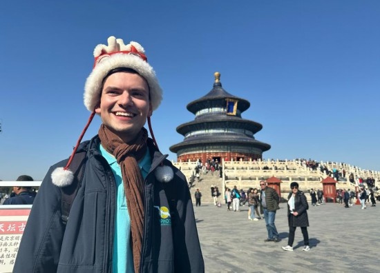 3月20日，德國游客馬克西米利安在北京天壇公園參觀游覽。新華社記者 楊淑君 攝