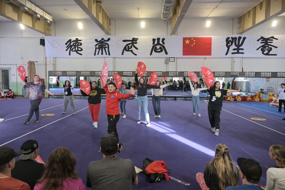 3月19日，美國華盛頓州中學(xué)生代表團(tuán)的成員在首都體育學(xué)院體驗(yàn)功夫扇。新華社記者 李鑫 攝