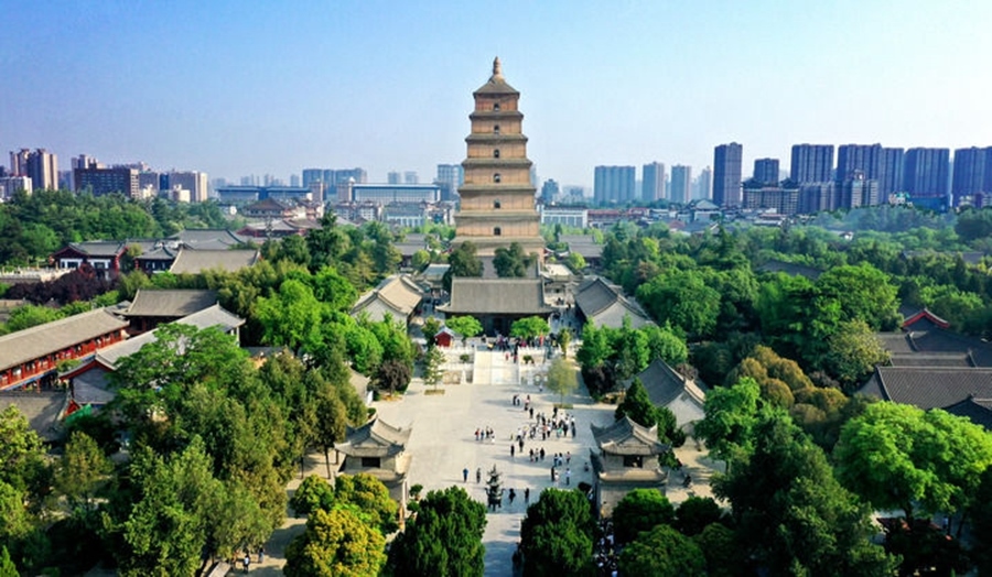  這是2023年4月19日拍攝的西安大雁塔（無(wú)人機(jī)照片）。2014年6月，由中國(guó)、哈薩克斯坦和吉爾吉斯斯坦三國(guó)聯(lián)合申報(bào)的“絲綢之路：長(zhǎng)安-天山廊道的路網(wǎng)”成功列入《世界遺產(chǎn)名錄》,成為世界上第一個(gè)以聯(lián)合申報(bào)的形式成功列入世界遺產(chǎn)名錄的絲綢之路項(xiàng)目，也是聯(lián)合國(guó)教科文組織確定的絲綢之路54個(gè)廊道中第一個(gè)成功申遺的項(xiàng)目。新華社記者 劉瀟 攝