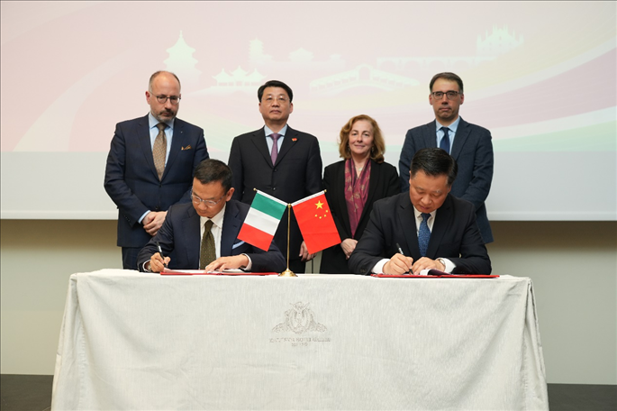 揚州市政府與意大利中國商會簽署合作協(xié)議。 主辦方供圖